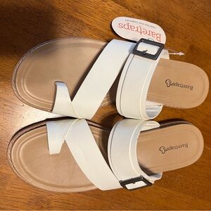 Bare Traps Sandal. Size 7.5 White